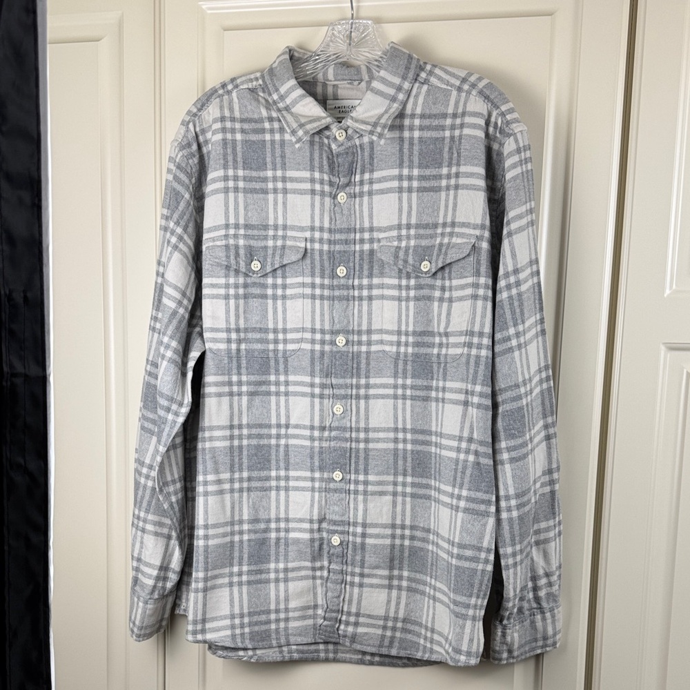 American Eagle Outfitters Men's Flannel Size XL Gray and Cream Plaid Shirt